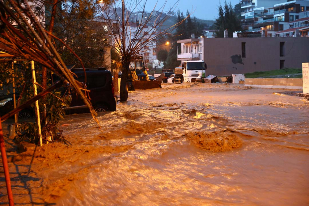 İzmir'de sağanak yağış hayatı felç etti! Evleri ve işyerlerini su bastı, araçlar su altında kaldı 30