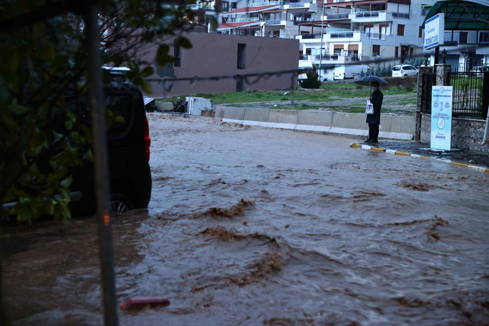 İzmir'de sağanak yağış hayatı felç etti! Evleri ve işyerlerini su bastı, araçlar su altında kaldı 33