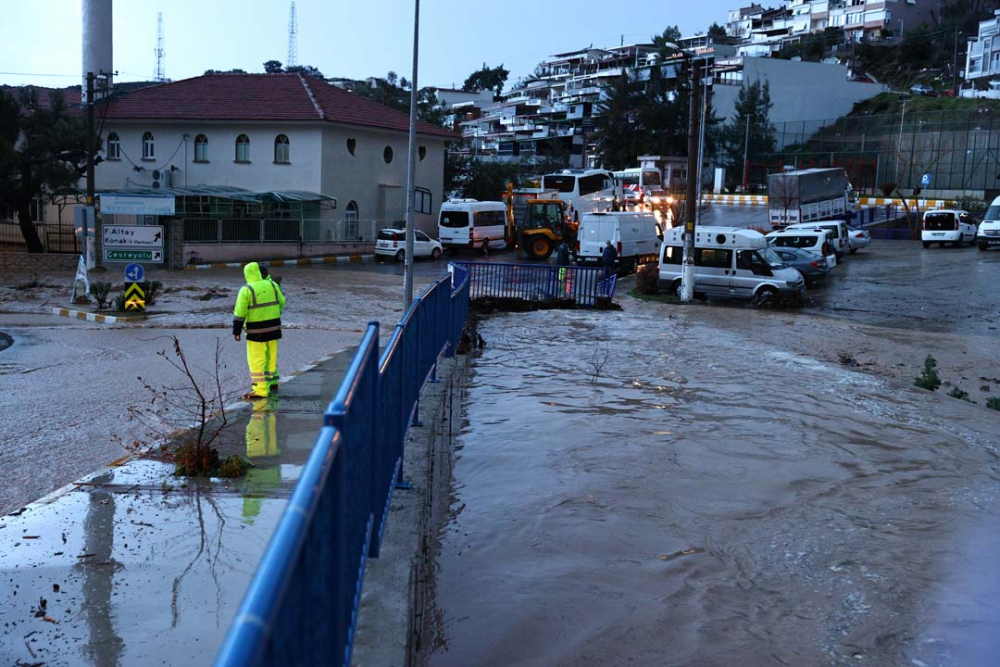 İzmir'de sağanak yağış hayatı felç etti! Evleri ve işyerlerini su bastı, araçlar su altında kaldı 34