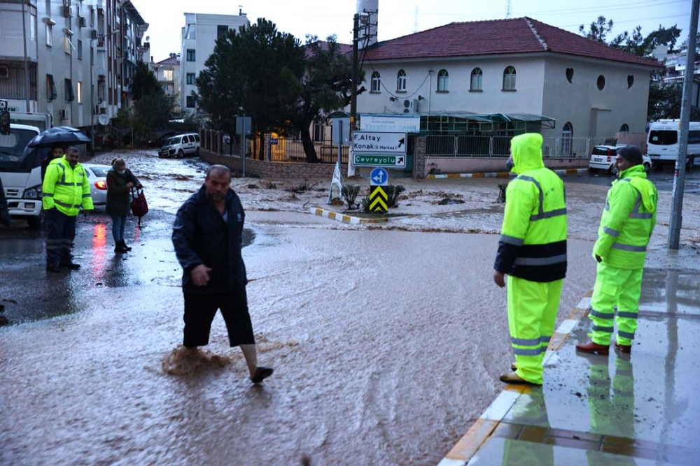 İzmir'de sağanak yağış hayatı felç etti! Evleri ve işyerlerini su bastı, araçlar su altında kaldı 35