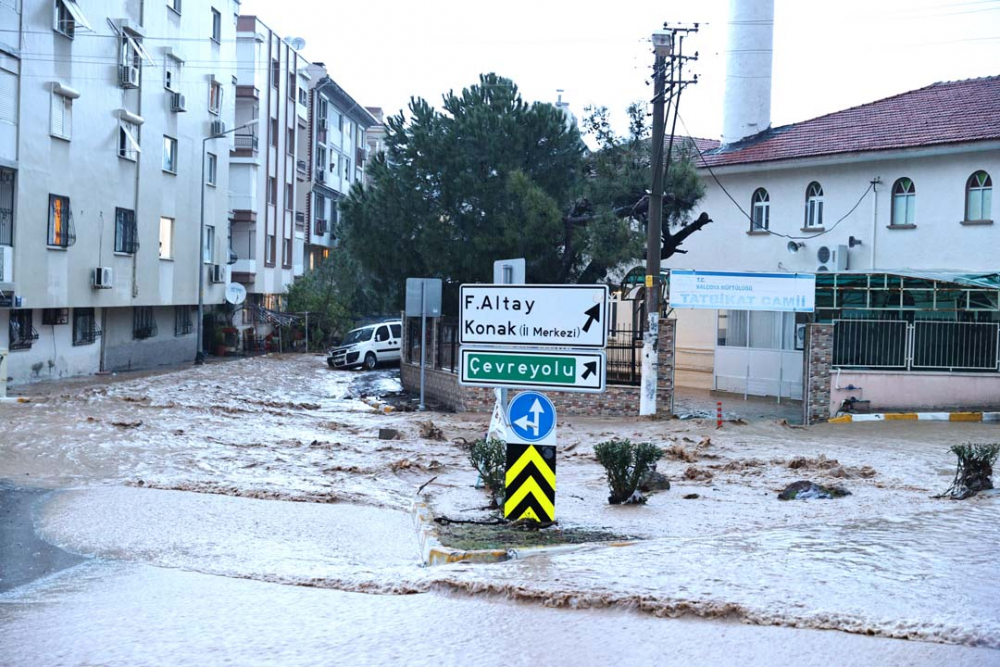 İzmir'de sağanak yağış hayatı felç etti! Evleri ve işyerlerini su bastı, araçlar su altında kaldı 36