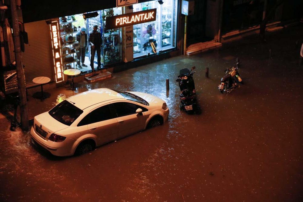 İzmir'de sağanak yağış hayatı felç etti! Evleri ve işyerlerini su bastı, araçlar su altında kaldı 4