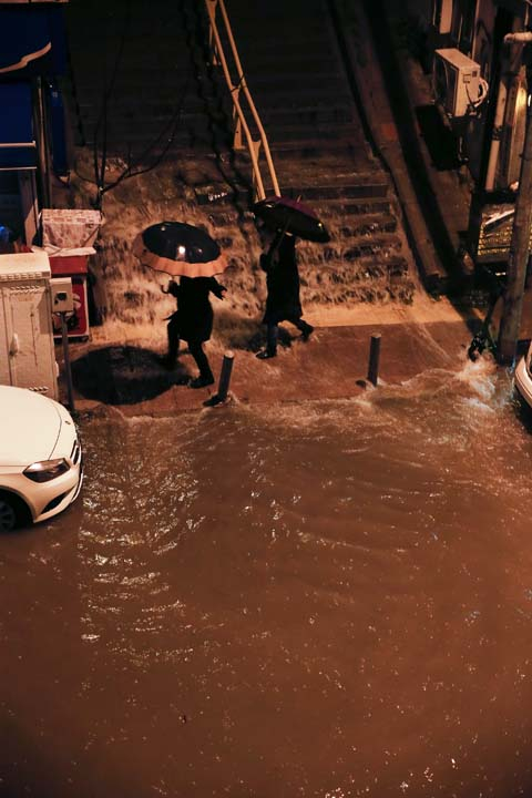 İzmir'de sağanak yağış hayatı felç etti! Evleri ve işyerlerini su bastı, araçlar su altında kaldı 5