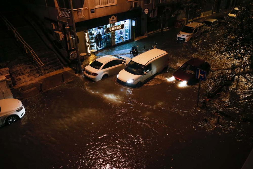 İzmir'de sağanak yağış hayatı felç etti! Evleri ve işyerlerini su bastı, araçlar su altında kaldı 6