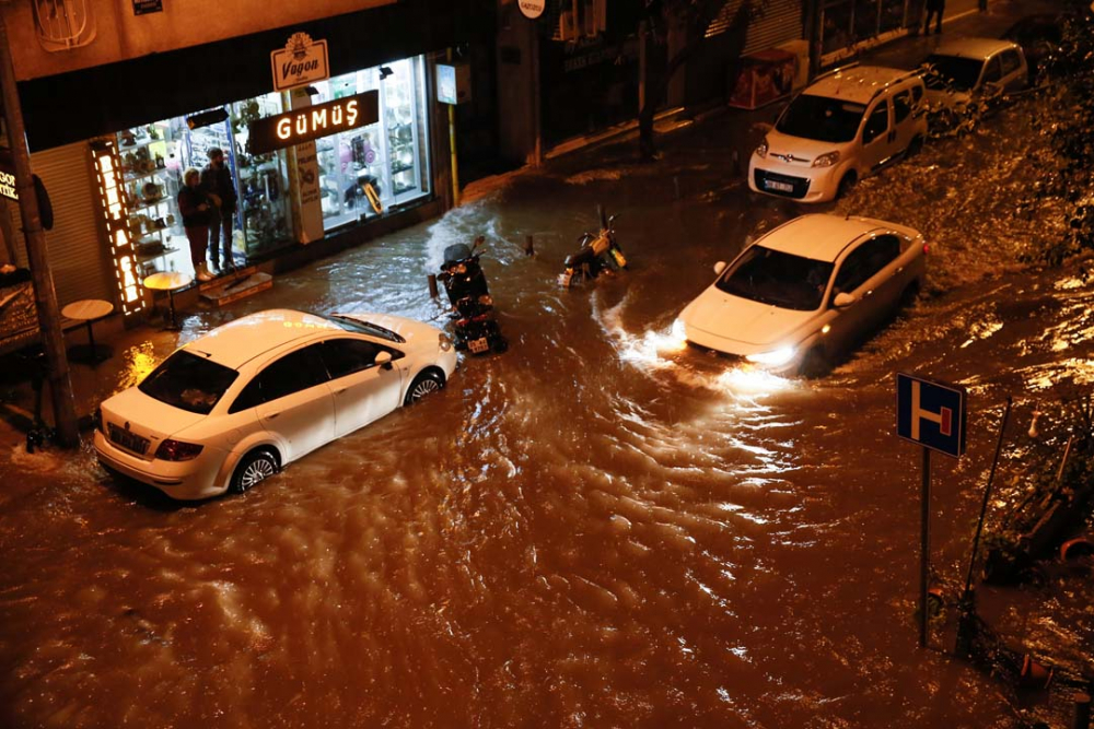 İzmir'de sağanak yağış hayatı felç etti! Evleri ve işyerlerini su bastı, araçlar su altında kaldı 7