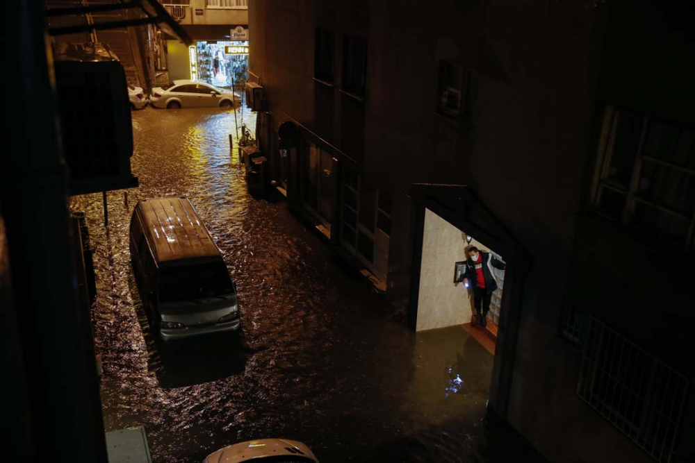 İzmir'de sağanak yağış hayatı felç etti! Evleri ve işyerlerini su bastı, araçlar su altında kaldı 9