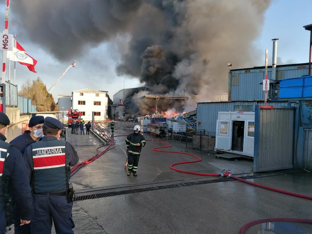 Kocaeli'de korkutan yangın! Çok sayıda itfaiye ekibi sevk edildi 1