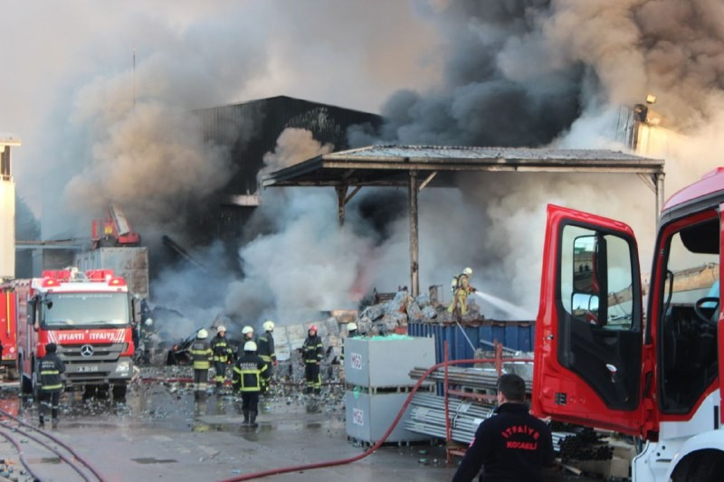 Kocaeli'de korkutan yangın! Çok sayıda itfaiye ekibi sevk edildi 10