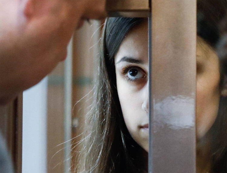 Rusya'da tecavüzcü babalarını öldüren kız kardeşlere yeni soruşturma şoku: Miras için yaptılar! 11