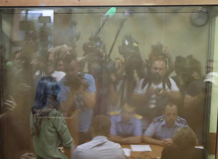 Rusya'da tecavüzcü babalarını öldüren kız kardeşlere yeni soruşturma şoku: Miras için yaptılar! 14