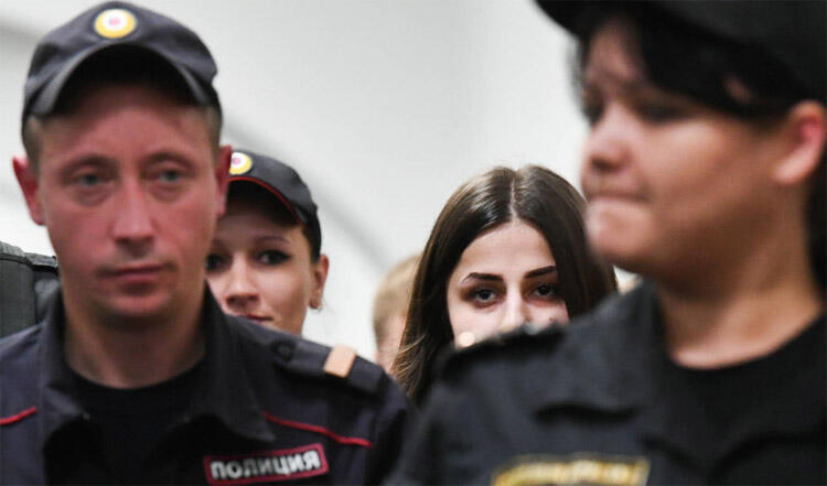 Rusya'da tecavüzcü babalarını öldüren kız kardeşlere yeni soruşturma şoku: Miras için yaptılar! 16