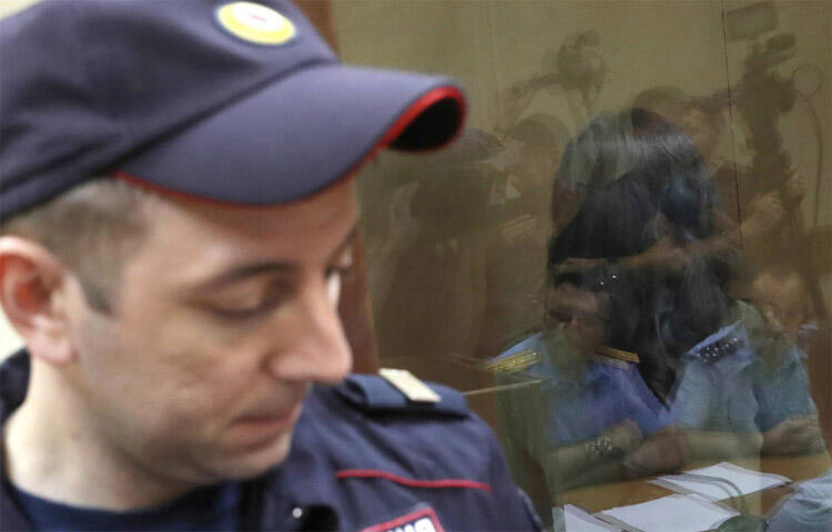 Rusya'da tecavüzcü babalarını öldüren kız kardeşlere yeni soruşturma şoku: Miras için yaptılar! 19