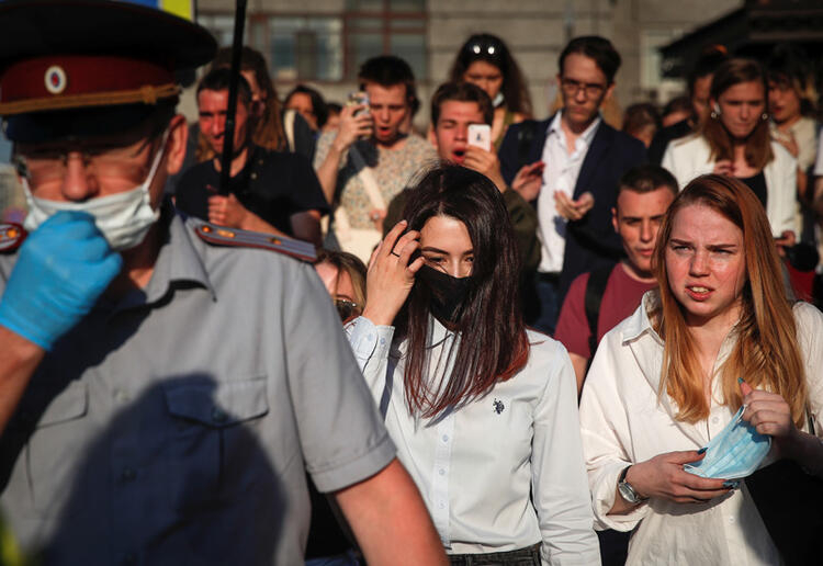 Rusya'da tecavüzcü babalarını öldüren kız kardeşlere yeni soruşturma şoku: Miras için yaptılar! 22