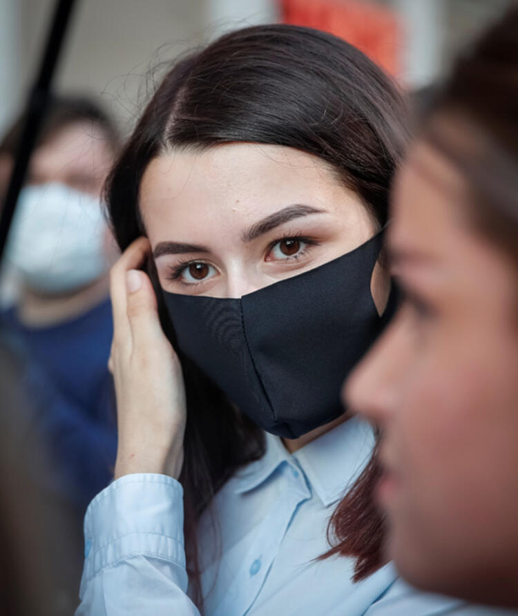 Rusya'da tecavüzcü babalarını öldüren kız kardeşlere yeni soruşturma şoku: Miras için yaptılar! 24