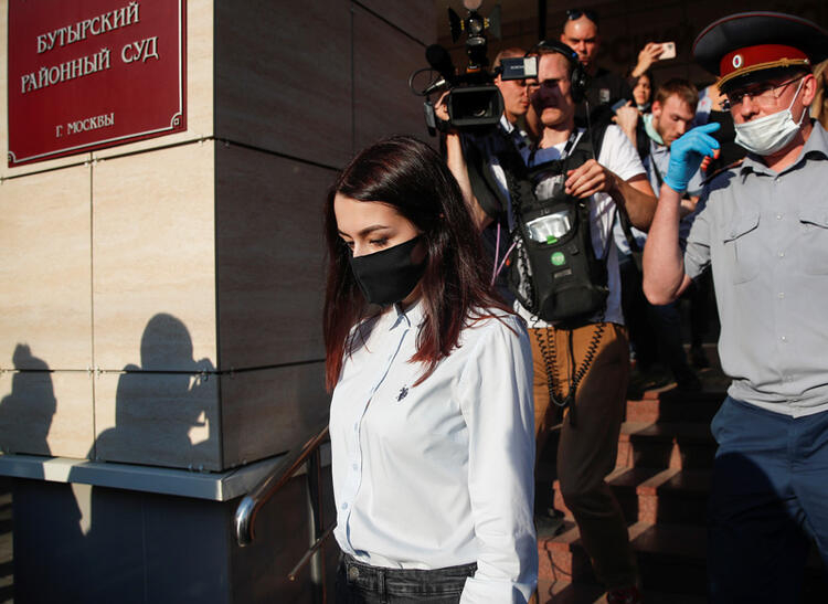 Rusya'da tecavüzcü babalarını öldüren kız kardeşlere yeni soruşturma şoku: Miras için yaptılar! 25