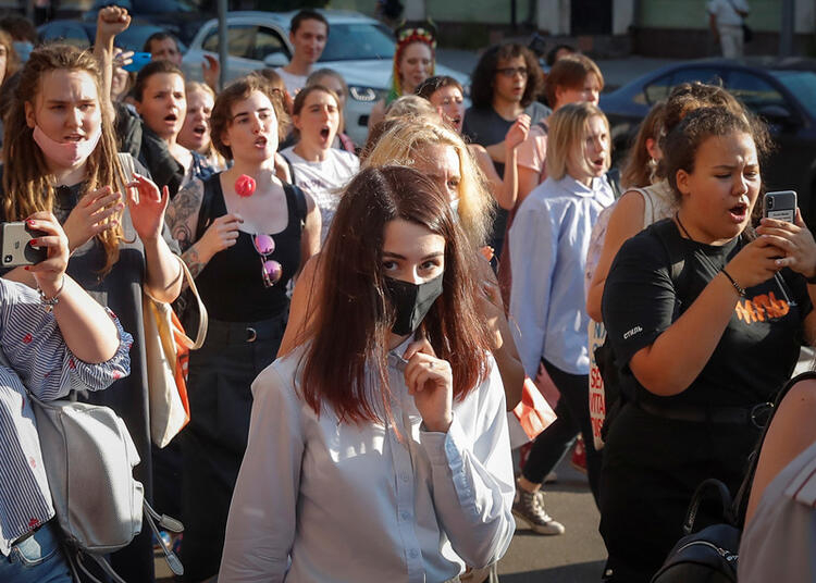 Rusya'da tecavüzcü babalarını öldüren kız kardeşlere yeni soruşturma şoku: Miras için yaptılar! 29