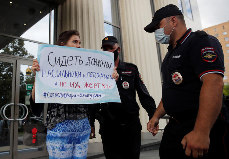 Rusya'da tecavüzcü babalarını öldüren kız kardeşlere yeni soruşturma şoku: Miras için yaptılar! 30