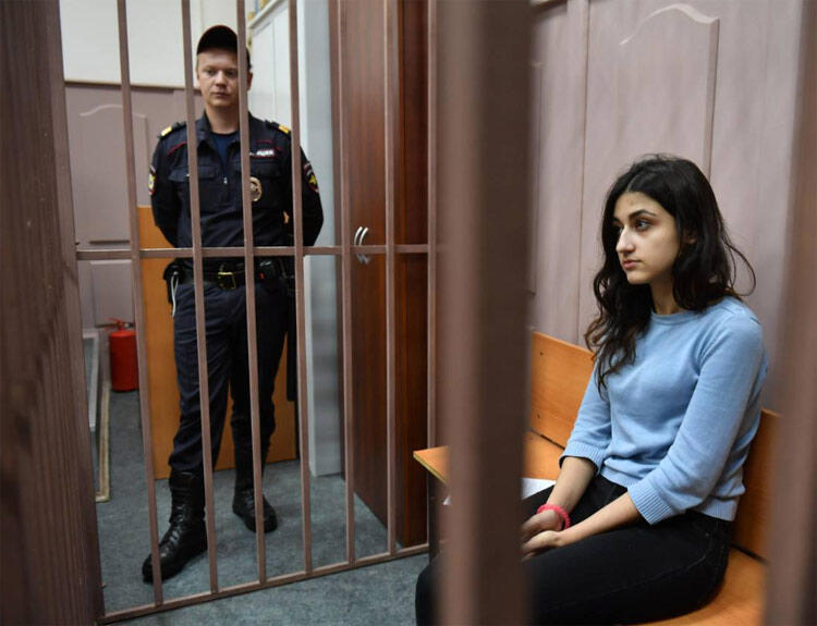 Rusya'da tecavüzcü babalarını öldüren kız kardeşlere yeni soruşturma şoku: Miras için yaptılar! 7