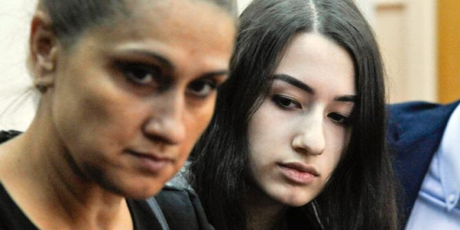 Rusya'da tecavüzcü babalarını öldüren kız kardeşlere yeni soruşturma şoku: Miras için yaptılar!