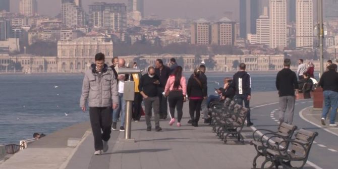 Kız Kulesi sahiline hafta sonu akını! Görüntüler sokağa çıkma yasağı yok dedirtti