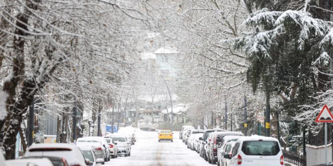 Hava sıcaklığı mevsim normallerine iniyor: İstanbul, kar yağışının etkisi altına girecek!