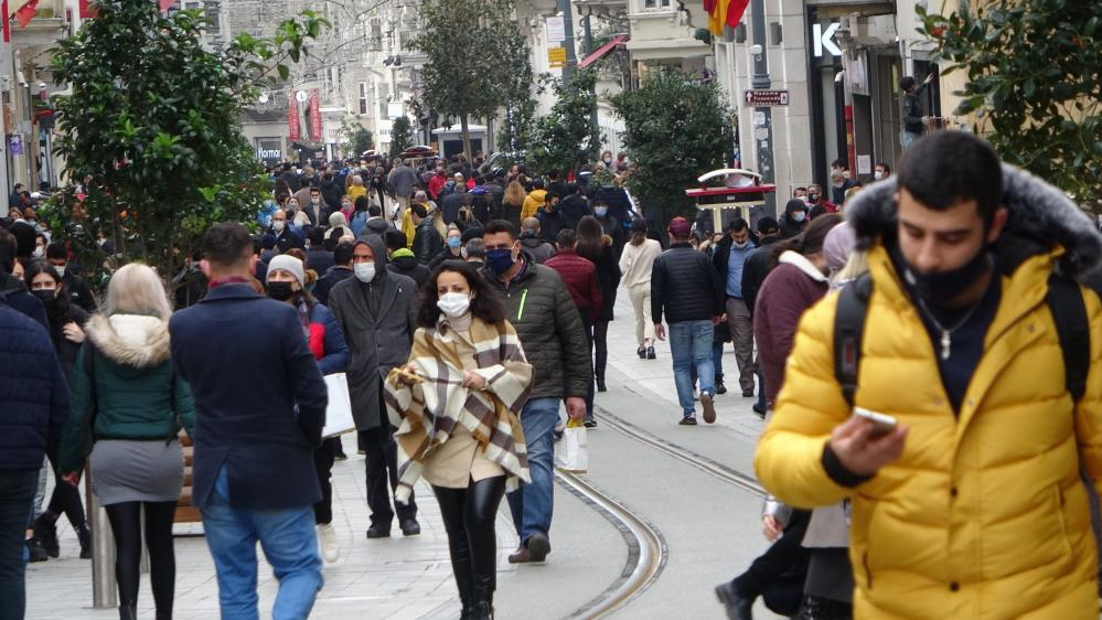 İstanbul'da skandal görüntüler: İstiklal Caddesi kısıtlama saatinde maskesiz insanlarla dolup taştı! 1