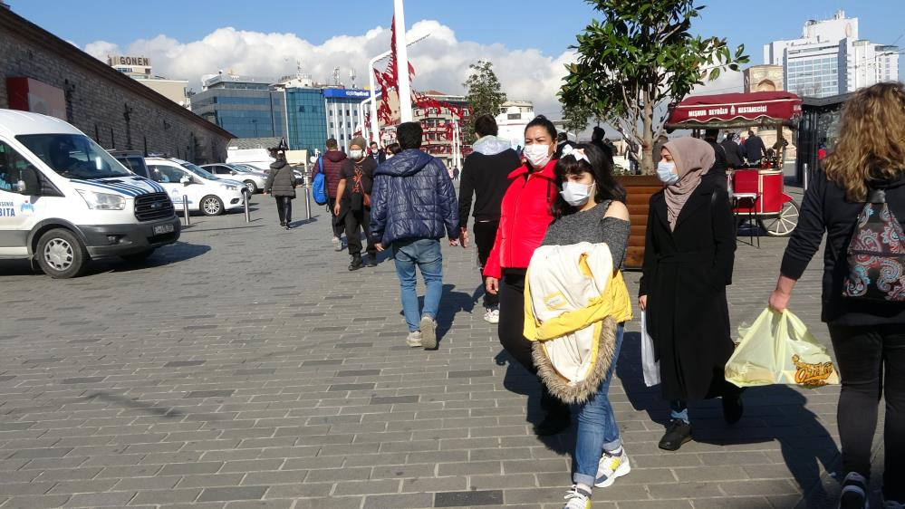 İstanbul'da skandal görüntüler: İstiklal Caddesi kısıtlama saatinde maskesiz insanlarla dolup taştı! 10