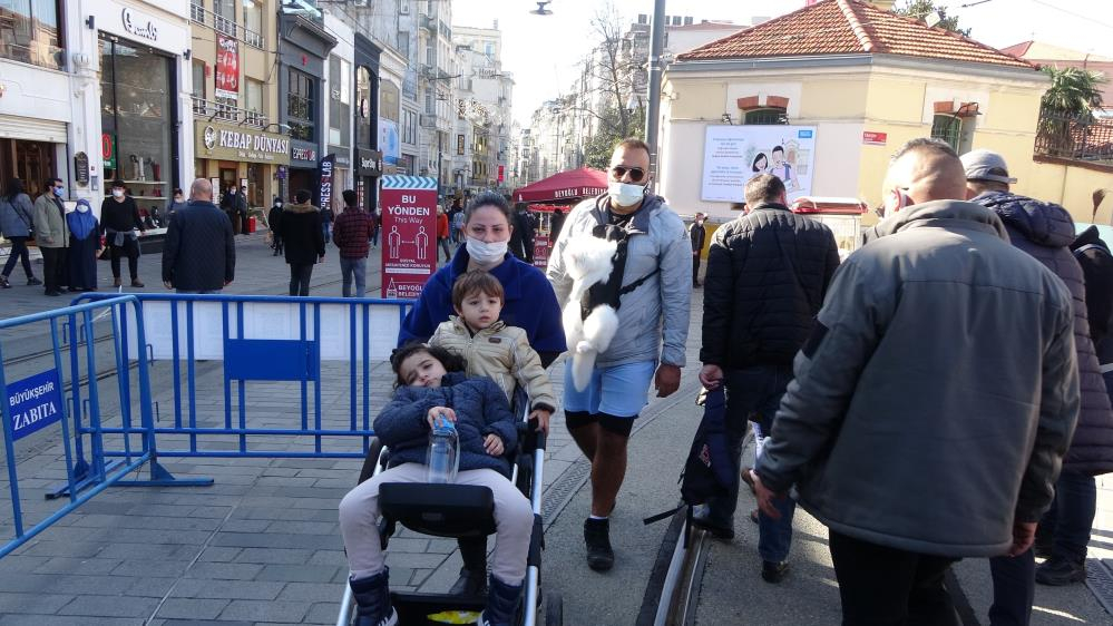 İstanbul'da skandal görüntüler: İstiklal Caddesi kısıtlama saatinde maskesiz insanlarla dolup taştı! 11