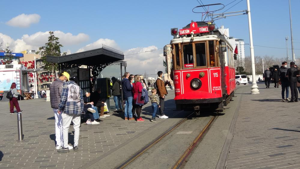 İstanbul'da skandal görüntüler: İstiklal Caddesi kısıtlama saatinde maskesiz insanlarla dolup taştı! 12