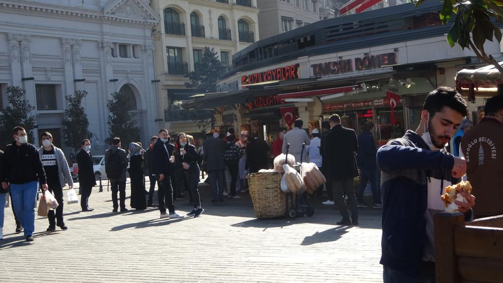 İstanbul'da skandal görüntüler: İstiklal Caddesi kısıtlama saatinde maskesiz insanlarla dolup taştı! 13