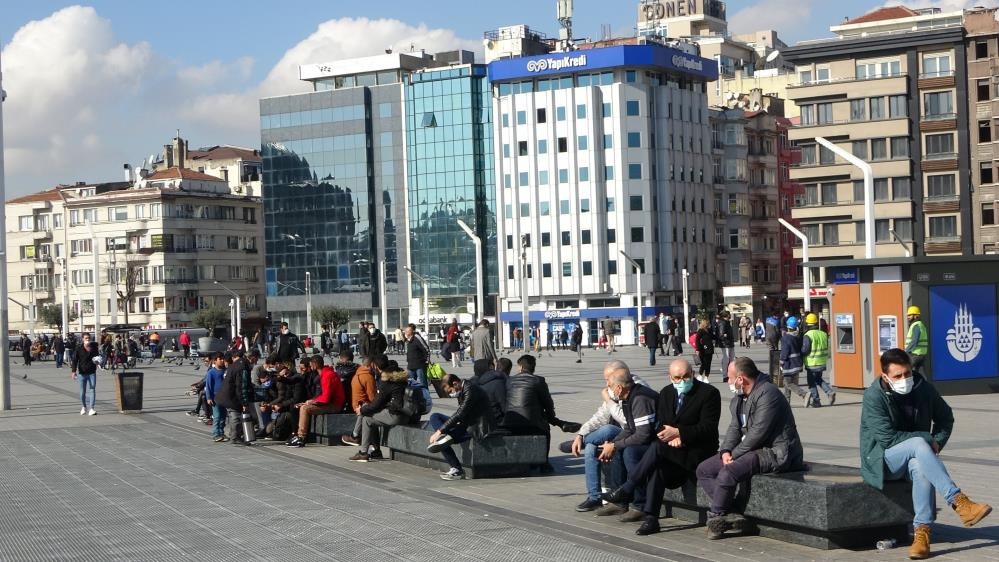 İstanbul'da skandal görüntüler: İstiklal Caddesi kısıtlama saatinde maskesiz insanlarla dolup taştı! 14