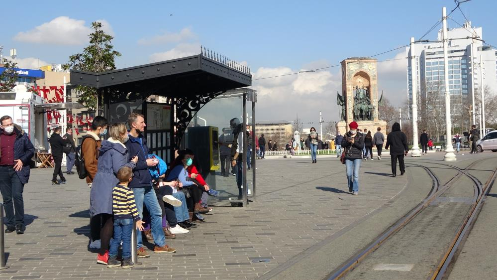 İstanbul'da skandal görüntüler: İstiklal Caddesi kısıtlama saatinde maskesiz insanlarla dolup taştı! 15