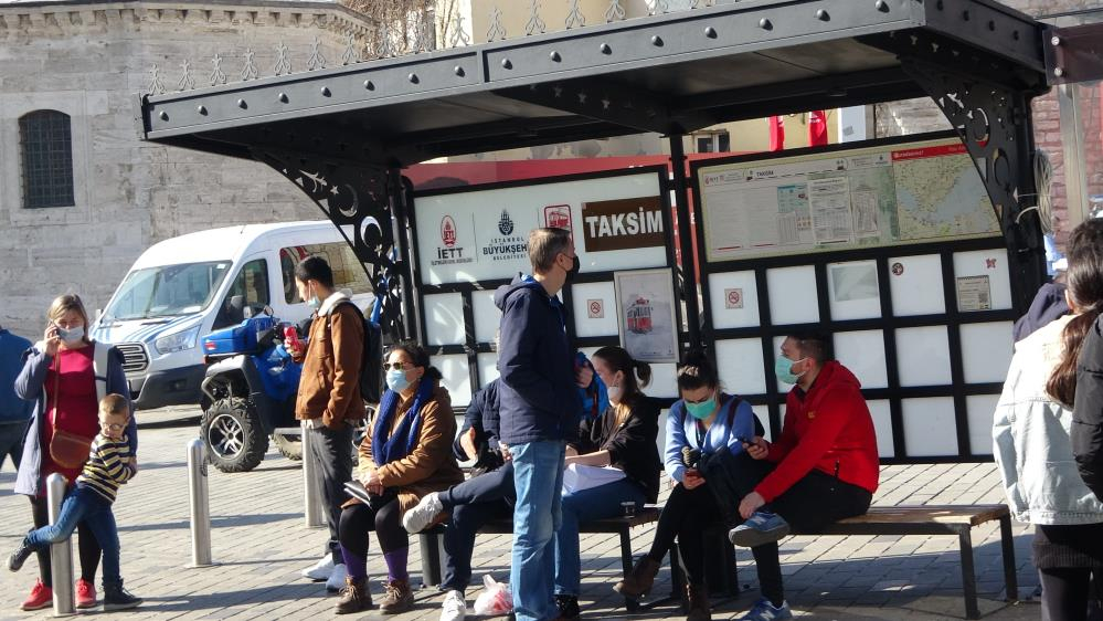 İstanbul'da skandal görüntüler: İstiklal Caddesi kısıtlama saatinde maskesiz insanlarla dolup taştı! 16