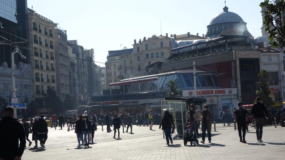 İstanbul'da skandal görüntüler: İstiklal Caddesi kısıtlama saatinde maskesiz insanlarla dolup taştı! 17