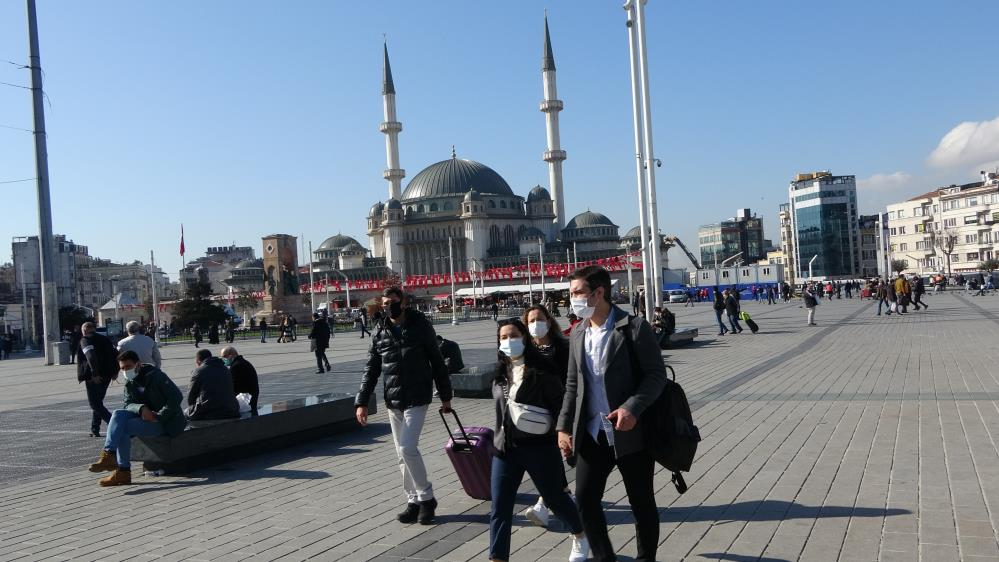 İstanbul'da skandal görüntüler: İstiklal Caddesi kısıtlama saatinde maskesiz insanlarla dolup taştı! 18