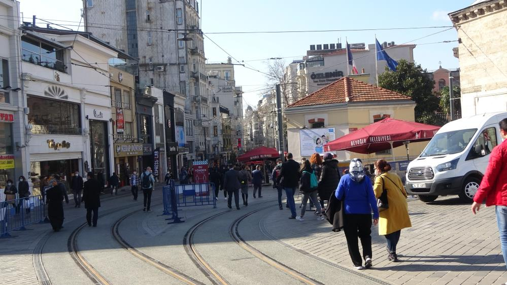 İstanbul'da skandal görüntüler: İstiklal Caddesi kısıtlama saatinde maskesiz insanlarla dolup taştı! 19