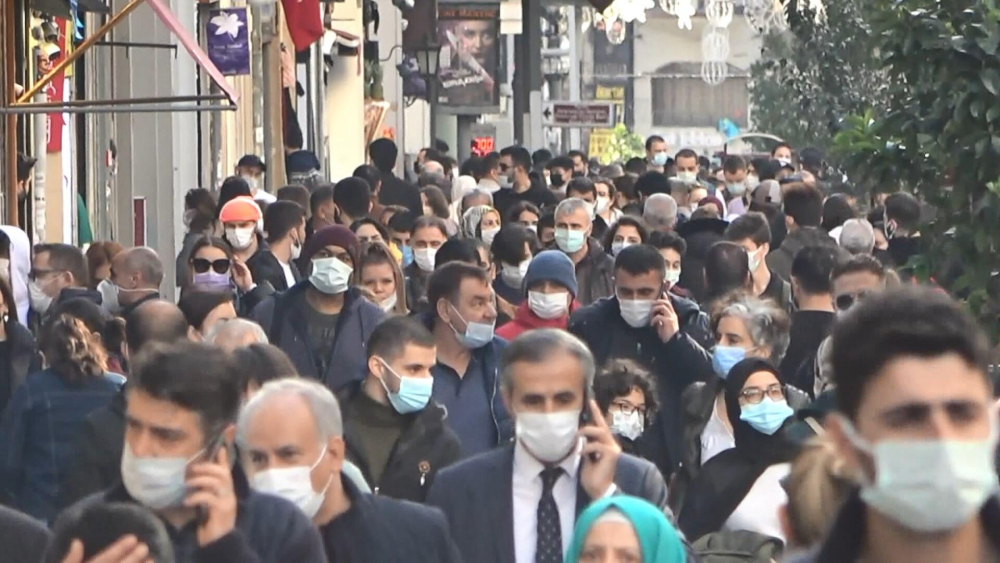 İstanbul'da skandal görüntüler: İstiklal Caddesi kısıtlama saatinde maskesiz insanlarla dolup taştı! 2