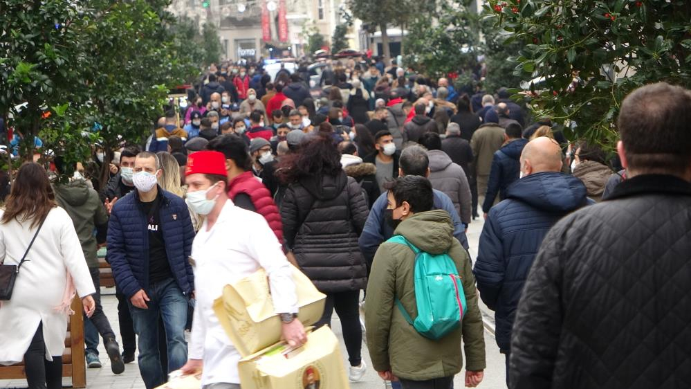 İstanbul'da skandal görüntüler: İstiklal Caddesi kısıtlama saatinde maskesiz insanlarla dolup taştı! 20