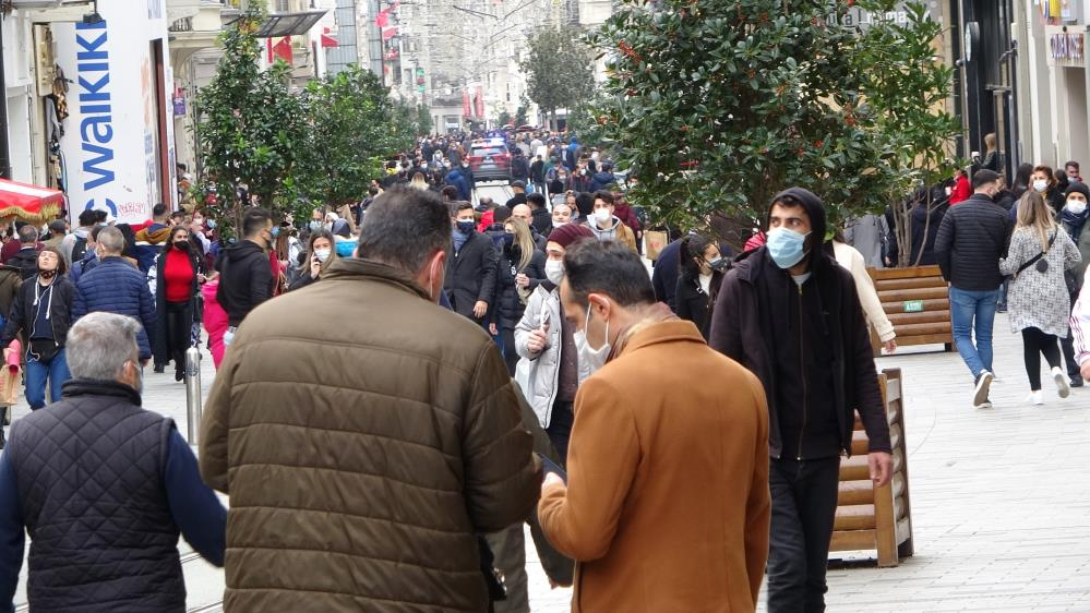 İstanbul'da skandal görüntüler: İstiklal Caddesi kısıtlama saatinde maskesiz insanlarla dolup taştı! 21