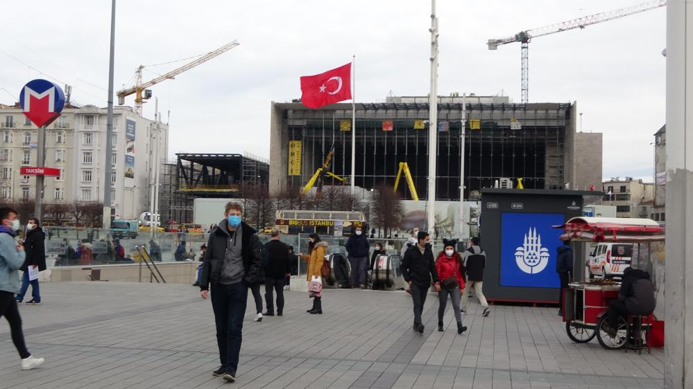 İstanbul'da skandal görüntüler: İstiklal Caddesi kısıtlama saatinde maskesiz insanlarla dolup taştı! 23