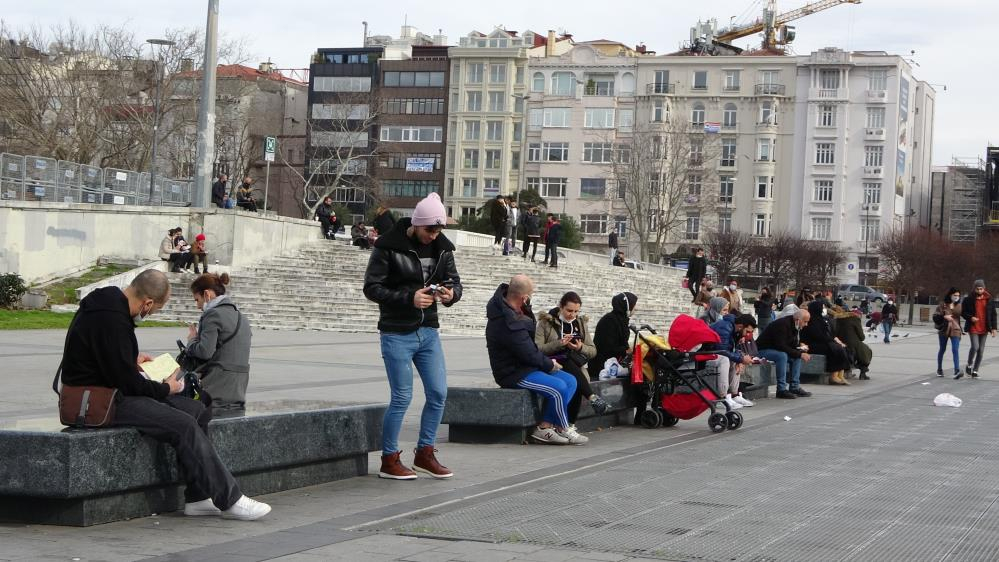 İstanbul'da skandal görüntüler: İstiklal Caddesi kısıtlama saatinde maskesiz insanlarla dolup taştı! 24