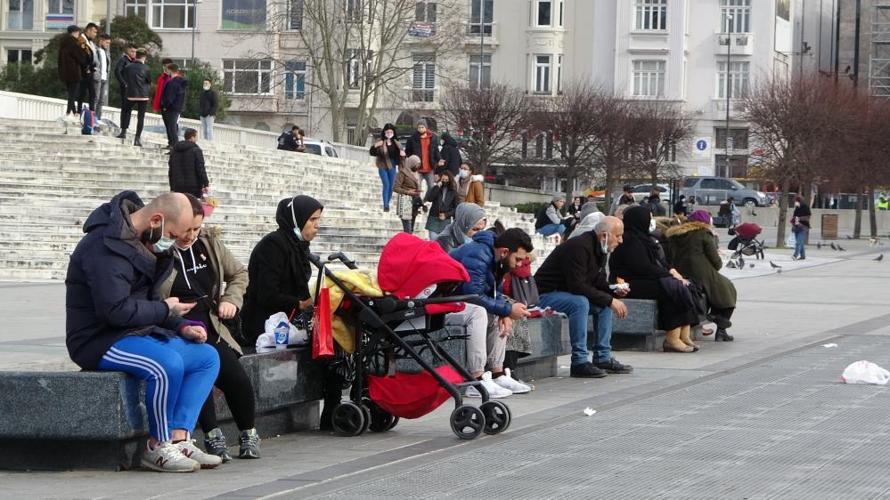 İstanbul'da skandal görüntüler: İstiklal Caddesi kısıtlama saatinde maskesiz insanlarla dolup taştı! 25