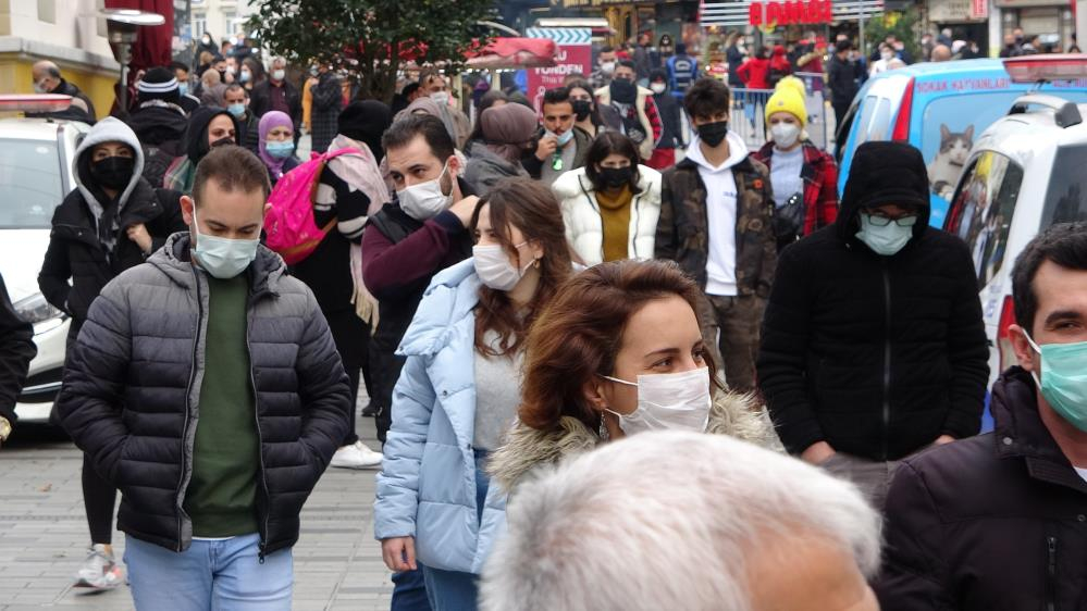 İstanbul'da skandal görüntüler: İstiklal Caddesi kısıtlama saatinde maskesiz insanlarla dolup taştı! 26