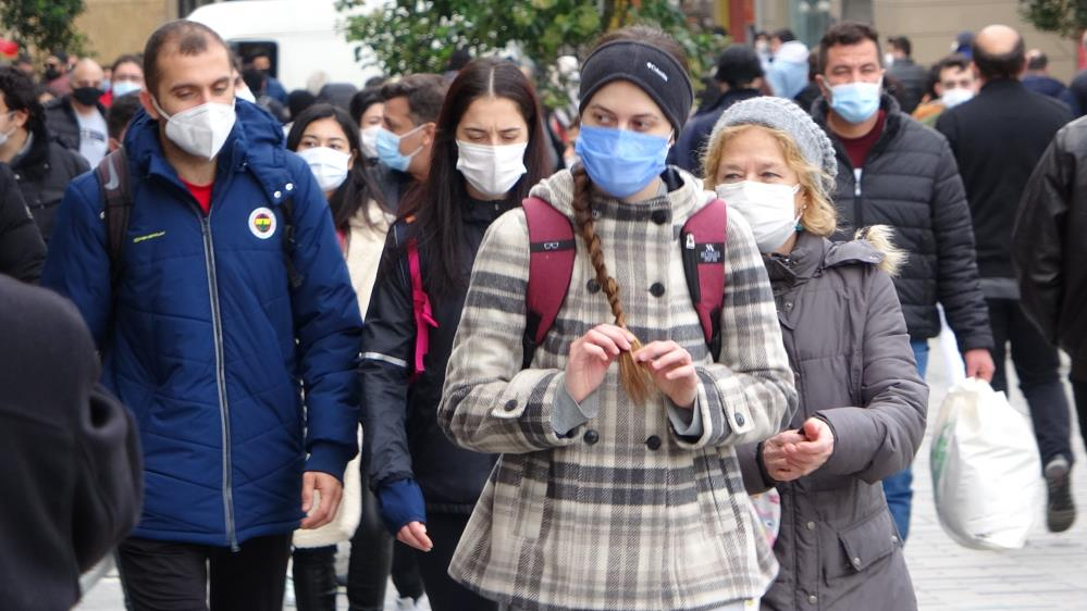 İstanbul'da skandal görüntüler: İstiklal Caddesi kısıtlama saatinde maskesiz insanlarla dolup taştı! 27