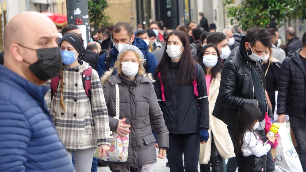 İstanbul'da skandal görüntüler: İstiklal Caddesi kısıtlama saatinde maskesiz insanlarla dolup taştı! 28