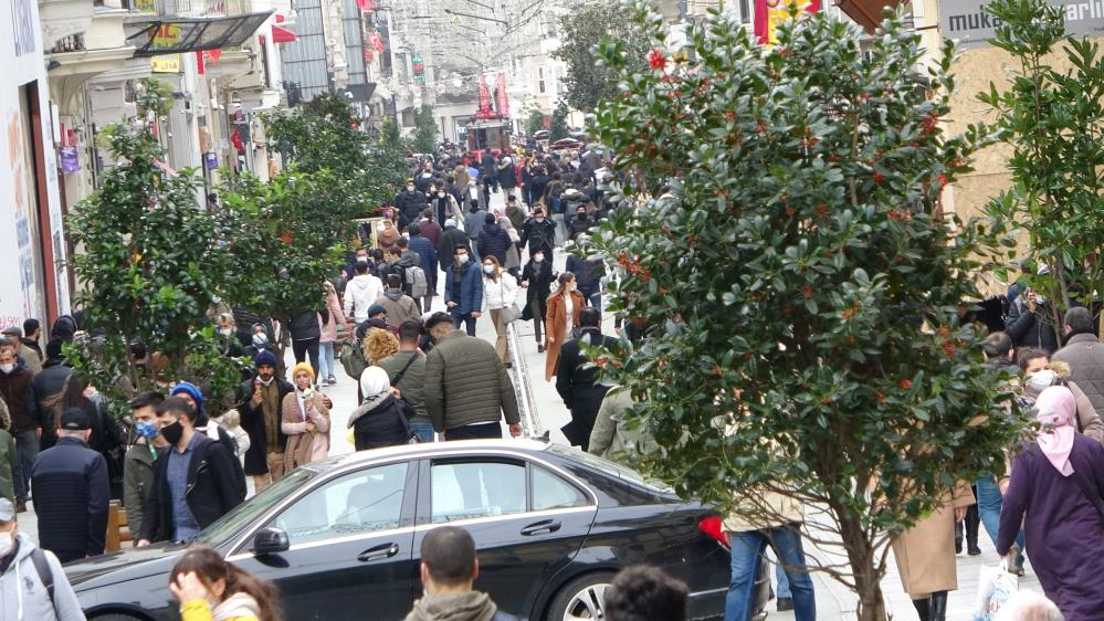 İstanbul'da skandal görüntüler: İstiklal Caddesi kısıtlama saatinde maskesiz insanlarla dolup taştı! 29