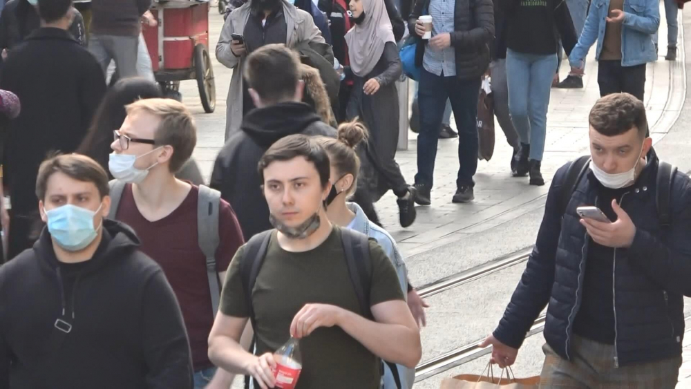 İstanbul'da skandal görüntüler: İstiklal Caddesi kısıtlama saatinde maskesiz insanlarla dolup taştı! 3