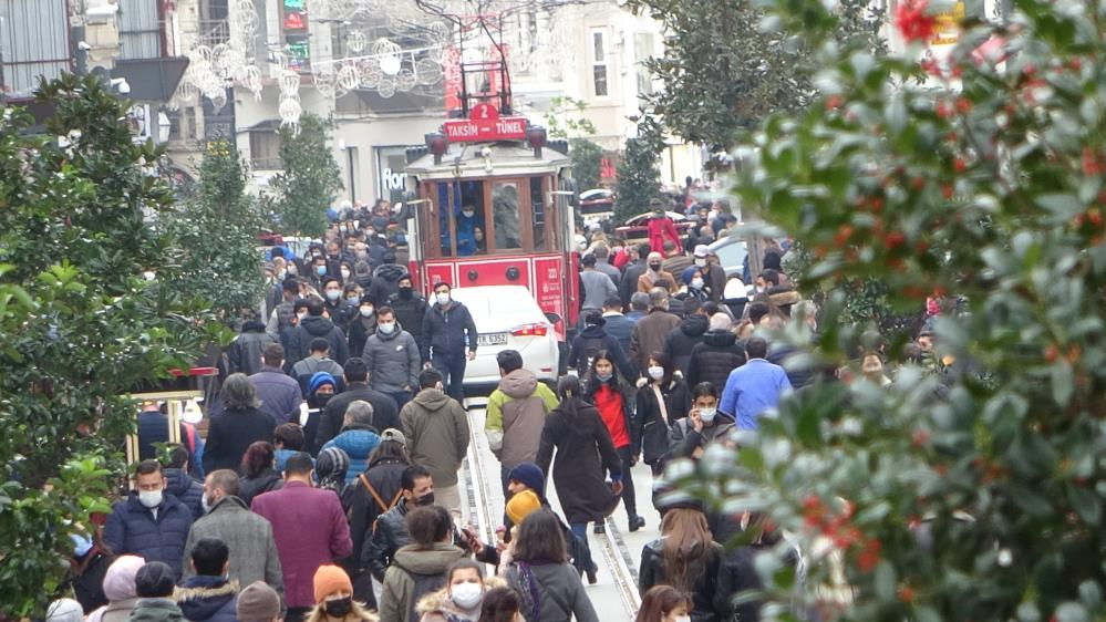 İstanbul'da skandal görüntüler: İstiklal Caddesi kısıtlama saatinde maskesiz insanlarla dolup taştı! 30