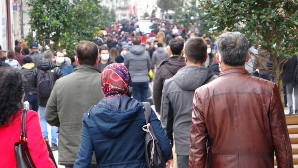 İstanbul'da skandal görüntüler: İstiklal Caddesi kısıtlama saatinde maskesiz insanlarla dolup taştı! 31