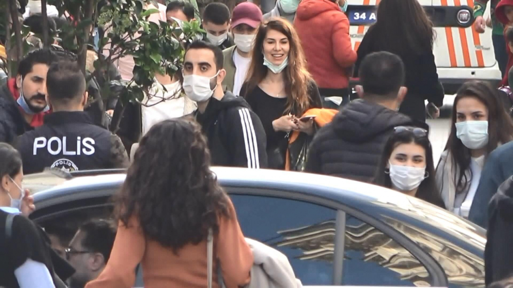 İstanbul'da skandal görüntüler: İstiklal Caddesi kısıtlama saatinde maskesiz insanlarla dolup taştı! 4